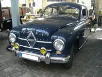 Borgward Hansa 1500 in der Karosserieversion zweitürige Limousine. Für gewaltiges Aufsehen sorgte der Hansa 1500 bei seiner Vorstellung auf dem Genfer Salon im März 1949. Er war der erste völlig neue PKW der deutschen Autoindustrie nach WW2 und zugleich das erste deutsche Auto mit einer Pontonkarosserie nach US-amerikanischen Vorbild. Das Modell war als zwei- und viertürige Limousine, als zweitüriges, viersitziges Cabriolet und zweitüriges Kombimodell lieferbar. Bis zur Ablösung durch den ähnlichen Hansa 1800 im Sommer 1952 wurden insgesamt 23.140 Hansa 1500 (alle Karosserieversionen zusammen gerechnet) gebaut. Eine solche zweitürige Limousine schlug im Jahr 1949 mit einem Kaufpreis von DM 7.600,00 zu Buche. Dafür bekam man ein solides und robustes Auto mit hervorragenden Fahreigenschaften. Der Vierzylinderreihenmotor hat einen Hubraum von 1498 cm³ und leistete anfänglich 48 PS. Im Herbst 1950 stieg die Motorleistung auf 52 PS. Die Höchstgeschwindigkeit gaben die Bremer mit 121 km/h bei einem Verbrauch von 10 Litern auf 100 Kilometer an. 50. Jahrestreffen der Borgward I.G. e.V. an der  Alten Dreherei  in Mülheim an der Ruhr.