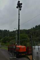 Anhänger mit Aggregat mit Lampenmast, zum Beleuchten der Schotterverladestelle an der Bahnbaustelle nahe Drauffelt. 08.2023