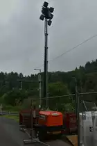 Anhänger mit Aggregat mit Lampenmast, zum Beleuchten der Schotterverladestelle an der Bahnbaustelle nahe Drauffelt. 08.2023
