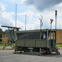 Die Flugsicherungsanlage (FSA) 90 wurde 2009 als Mobiler Tower in der Bundeswehr eingeführt. (Militärhistorisches Museum der Bundeswehr am Flugplatz Berlin-Gatow, August 2023)