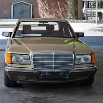 Ein Mercedes-Benz 280 SE, so gesehen im Juli 2023 in Bochum.
