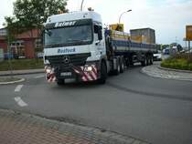 Mchtig in die Kurve legte sich dieser Mercedes-Sattelzug am 11.Juni 2009 im Kreisel von Bergen/Rgen. 