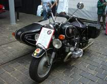 BGK-Gespann. BGK steht für B MW G oliath K röger. Zwischen 1968 und 1970 wurde dieses Motorradgespann aus dem Rahmen einer BMW R69 von 1959, dem Motor eines Goliath Hansa 1100 von 1960 und Technikkomponenten der Marke Lloyd zusammen gebaut. Wenn man sich zum Beispiel das Vorderrad anschaut, erkennt man deutlich, dass es von einem Lloyd stammt. Der Beiwagen stammt von einem ausgemusterten Polizeimotorrad. Der etwas leistungsgesteigerte Motor leistet 60 PS. Laut Angabe auf dem Expose zum Motorrad-Gespann wurden mit diesem Fahrzeug bereit 150 TKM zurück gelegt. 50. Jahrestreffen der Borgward I.G. e.V. an der  Alten Dreherei  in Mülheim an der Ruhr.