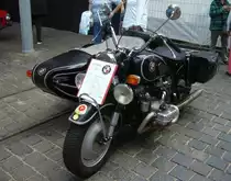 BGK-Gespann. BGK steht für B MW G oliath K röger. Zwischen 1968 und 1970 wurde dieses Motorradgespann aus dem Rahmen einer BMW R69 von 1959, dem Motor eines Goliath Hansa 1100 von 1960 und Technikkomponenten der Marke Lloyd zusammen gebaut. Wenn man sich zum Beispiel das Vorderrad anschaut, erkennt man deutlich, dass es von einem Lloyd stammt. Der Beiwagen stammt von einem ausgemusterten Polizeimotorrad. Der etwas leistungsgesteigerte Motor leistet 60 PS. Laut Angabe auf dem Expose zum Motorrad-Gespann wurden mit diesem Fahrzeug bereit 150 TKM zurück gelegt. 50. Jahrestreffen der Borgward I.G. e.V. an der  Alten Dreherei  in Mülheim an der Ruhr.