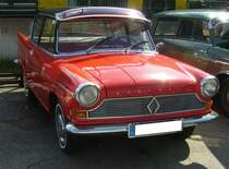 Borgward Arabella de Luxe aus dem Jahr 1961 in der Farbkombination kardinalrot und diamantschwarz. Gebaut wurde das Model in den Jahren von 1959 bis 1963. Die  Arabella  kam als Lloyd LP 900 auf den Markt und war optisch und technisch gut gelungen. Aber, wie so oft im Borgward Konzern, zu überstürzt und daher nicht besonders ausgereift auf den Markt gekommen. Das war dem Ruf des Modells nicht besonders zuträglich. Es gab die Modelle Arabella und ab 1960 zusätzlich die Arabella de Luxe. Im November 1960 schlug eine Arabella mit ein Kaufpreis von DM 5.230,00 zu Buche und das de Luxe Modell mit DM 5.730,00. Der Vierzylinderboxermotor aus Leichtmetall hat einen Hubraum von 897 cm³. Während er in der Arabella 38 PS leistet, kommt die Arabella de Luxe durch eine andere Vergaserbestückung auf eine Leistung von 45 PS. Die Limousine wurde kurz vor dem wirtschaftlichen Zusammenbruch des Unternehmens in Borgward Arabella umgetauft. Aufgrund von Undichtigkeiten im Karosseriebereich und den daher eingehenden Wassereinbrüchen, erhielt das Modell schnell den Spitznamen  Aquabella . 