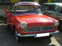 Borgward Arabella de Luxe aus dem Jahr 1961 in der Farbkombination kardinalrot und diamantschwarz. Gebaut wurde das Model in den Jahren von 1959 bis 1963. Die  Arabella  kam als Lloyd LP 900 auf den Markt und war optisch und technisch gut gelungen. Aber, wie so oft im Borgward Konzern, zu überstürzt und daher nicht besonders ausgereift auf den Markt gekommen. Das war dem Ruf des Modells nicht besonders zuträglich. Es gab die Modelle Arabella und ab 1960 zusätzlich die Arabella de Luxe. Im November 1960 schlug eine Arabella mit ein Kaufpreis von DM 5.230,00 zu Buche und das de Luxe Modell mit DM 5.730,00. Der Vierzylinderboxermotor aus Leichtmetall hat einen Hubraum von 897 cm³. Während er in der Arabella 38 PS leistet, kommt die Arabella de Luxe durch eine andere Vergaserbestückung auf eine Leistung von 45 PS. Die Limousine wurde kurz vor dem wirtschaftlichen Zusammenbruch des Unternehmens in Borgward Arabella umgetauft. Aufgrund von Undichtigkeiten im Karosseriebereich und den daher eingehenden Wassereinbrüchen, erhielt das Modell schnell den Spitznamen  Aquabella . 