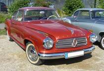 Borgward Isabella Coupe aus dem Jahr 1960. Das Isabella Coupe wurde serienmäßig in den Jahren von 1957 bis 1961 produziert. Der Herr Consul Carl. F.W. Borgward hatte ursprünglich ein solches Coupe auf Basis der bereits 1954 vorgestellten Isabella Limousine als Geschenk für seine Gattin modellieren lassen. Da dieses Coupe beim Publikum sehr viel Anklang fand, wurde es dann ab Februar 1957 in Serie produziert. Das Coupe war immer mit dem stärkeren Motor der Isabella TS ausgestattet. Dieser Vierzylinderreihenmotor leistet 75 PS aus einem Hubraum von 1493 cm³. 50. Jahrestreffen der Borgward I.G. e.V. an der  Alten Dreherei  in Mülheim an der Ruhr.