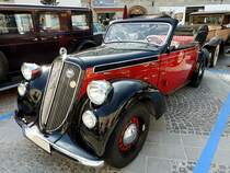 STEYR-220 wurde auf Hochglanz poliert, und wartet am Hauptplatz von Ried zur Oldtimerausfahrt; 220813
