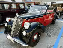 STEYR-220 wurde auf Hochglanz poliert, und wartet am Hauptplatz von Ried zur Oldtimerausfahrt; 220813