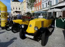 RENAULT-KJ1(16PS; 900ccm; Bj.1922) sowie sein Parknachbar werden wohl bei der anschliessenden Oldtimer-Ausfahrt nicht die gleichfarbige Nothilfe in Anspruch nehmen müssen? 220813