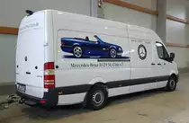 =MB Sprinter vom Mercedes-Benz R 129 SL-Club steht in einer Ausstellungshalle der Technorama 2023 in Kassel