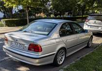 Rückansicht: BMW 5er E39. Foto: Juni, 2022.