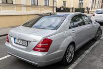 Rückansicht: Mercedes-Benz S-Klasse W221 Bluehybrid. Foto: Juni, 2022.