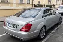 Rückansicht: Mercedes-Benz S-Klasse W221 Bluehybrid. Foto: Juni, 2022.