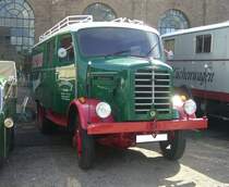 Borgward B2500 Kastenwagen mit Allradantrieb. Äußerlich ähnlich wie der Borgward B2000 kommt der 1954 vorgestellte B2500 daher. Serienmäßig konnten Pritschen- und Kofferaufbauten bestellt werden. Das Modell bot aber auch die Basis für kleinere Reisbusse, Möbelwagen, Leiterwagen und andere Sonderaufbauten. Anfänglich war nur ein Sechszylinderreihendieselmotor mit einem Hubraum von 3308 cm³ und einer Leistung von 60 PS lieferbar. Ab dem Jahr 1956 konnte der B2500 auch mit einem Sechszylinderbenzinmotor bestellt werden. Bei diesem Motor werden 82 PS aus einem Hubraum von 2337 cm³ mobilisiert. 50. Jahrestreffen der Borgward I.G. e.V. an der  Alten Dreherei  in Mülheim an der Ruhr.