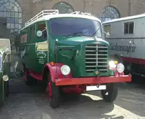 Borgward B2500 Kastenwagen mit Allradantrieb. Äußerlich ähnlich wie der Borgward B2000 kommt der 1954 vorgestellte B2500 daher. Serienmäßig konnten Pritschen- und Kofferaufbauten bestellt werden. Das Modell bot aber auch die Basis für kleinere Reisbusse, Möbelwagen, Leiterwagen und andere Sonderaufbauten. Anfänglich war nur ein Sechszylinderreihendieselmotor mit einem Hubraum von 3308 cm³ und einer Leistung von 60 PS lieferbar. Ab dem Jahr 1956 konnte der B2500 auch mit einem Sechszylinderbenzinmotor bestellt werden. Bei diesem Motor werden 82 PS aus einem Hubraum von 2337 cm³ mobilisiert. 50. Jahrestreffen der Borgward I.G. e.V. an der  Alten Dreherei  in Mülheim an der Ruhr.