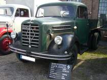 Borgward B 4000 D Kipplastwagen aus dem Jahr 1953. Der B400 D kam 1950 auf den Markt und wurde unter der späteren Typenbezeichnung B533/B544 bis zur Insolvenz der Marke Borgward bis 1961 weiter gebaut. Die technischen Daten kann man von der Informationstafel auf dem Foto ablesen. 50. Jahrestreffen der Borgward I.G. e.V. an der  Alten Dreherei  in Mülheim an der Ruhr.