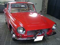 Lloyd Alexander TS Frua Coupe. Ende der 1950`er Jahre genoss die Marke Lloyd ein nicht gerade werbewirksames  Leukoplastbomber-Image . Das rührte von dem frühen Nachkriegskleinwagen Lloyd LP 300 her, der mit einer preiswerten, mit dem Kunstleder Igelit bespannten Sperrholz-Karosserie einher kam. Den mit dem Wirtschaftswunder besser verdienenden Deutschen ging es nicht mehr nur um einen fahrbaren Untersatz, sondern sie tendierten zunehmend nach prestigeträchtigeren, eleganten, formschönen und komfortablen Wagen. Lloyd hatte 1958 den Kleinwagen Alexander TS als Limousine präsentiert. Jetzt sollte noch ein elegantes Coupe die Produktpalette vervollständigen. Insgesamt wurden 49 Autos dieses Typs (alle in rot) hergestellt. Der Kaufpreis lag bei DM 5980,00, während die Alexander TS Limousine DM 1730,00 günstiger war. Der Zweizylinderviertaktmotor hat einen Hubraum von 596 cm³ und leistet 25 PS. 50. Jahrestreffen der Borgward I.G. e.V. an der  Alten Dreherei  in Mülheim an der Ruhr.