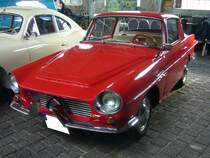 Lloyd Alexander TS Frua Coupe. Ende der 1950`er Jahre genoss die Marke Lloyd ein nicht gerade werbewirksames  Leukoplastbomber-Image . Das rührte von dem frühen Nachkriegskleinwagen Lloyd LP 300 her, der mit einer preiswerten, mit dem Kunstleder Igelit bespannten Sperrholz-Karosserie einher kam. Den mit dem Wirtschaftswunder besser verdienenden Deutschen ging es nicht mehr nur um einen fahrbaren Untersatz, sondern sie tendierten zunehmend nach prestigeträchtigeren, eleganten, formschönen und komfortablen Wagen. Lloyd hatte 1958 den Kleinwagen Alexander TS als Limousine präsentiert. Jetzt sollte noch ein elegantes Coupe die Produktpalette vervollständigen. Insgesamt wurden 49 Autos dieses Typs (alle in rot) hergestellt. Der Kaufpreis lag bei DM 5980,00, während die Alexander TS Limousine DM 1730,00 günstiger war. Der Zweizylinderviertaktmotor hat einen Hubraum von 596 cm³ und leistet 25 PS. 50. Jahrestreffen der Borgward I.G. e.V. an der  Alten Dreherei  in Mülheim an der Ruhr.