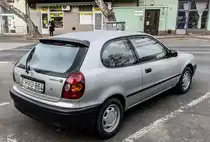 Rückansicht: dreitürer Toyota Corolla E110 SW. Foto: März, 2022.