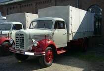 Borgward B 4500 Pritschenwagen, gebaut von 1953 bis 1961. Der B4500 konnte mit allerlei technischen Raffinessen aufwarten. So wurde zum Beispiel dem Getriebe noch ein Zusatzgetriebe nachgeschaltet, das Steigungen bis 40% bewältigen konnte. Der Sechszylinderwirbelkammerdieselmotor leistete 95 PS aus einem Hubraum von 4962 cm³. Ab dem Jahr 1957 erhöhte sich die Leistung auf 110 PS. Der gezeigte LKW wurde 1957 gebaut. 50. Jahrestreffen der Borgward I.G. e.V. an der  Alten Dreherei  in Mülheim an der Ruhr.