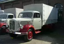 Borgward B 4500 Pritschenwagen, gebaut von 1953 bis 1961. Der B4500 konnte mit allerlei technischen Raffinessen aufwarten. So wurde zum Beispiel dem Getriebe noch ein Zusatzgetriebe nachgeschaltet, das Steigungen bis 40% bewältigen konnte. Der Sechszylinderwirbelkammerdieselmotor leistete 95 PS aus einem Hubraum von 4962 cm³. Ab dem Jahr 1957 erhöhte sich die Leistung auf 110 PS. Der gezeigte LKW wurde 1957 gebaut. 50. Jahrestreffen der Borgward I.G. e.V. an der  Alten Dreherei  in Mülheim an der Ruhr.