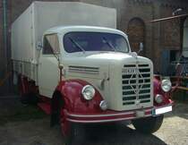 Borgward B 4500 Pritschenwagen, gebaut von 1953 bis 1961. Der B4500 konnte mit allerlei technischen Raffinessen aufwarten. So wurde zum Beispiel dem Getriebe noch ein Zusatzgetriebe nachgeschaltet, das Steigungen bis 40% bewältigen konnte. Der Sechszylinderwirbelkammerdieselmotor leistete 95 PS aus einem Hubraum von 4962 cm³. Ab dem Jahr 1957 erhöhte sich die Leistung auf 110 PS. Der gezeigte LKW wurde 1957 gebaut. 50. Jahrestreffen der Borgward I.G. e.V. an der  Alten Dreherei  in Mülheim an der Ruhr.