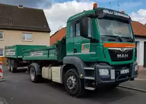 =MAN-Hängerzug der Firma Willi LEINWEBER steht auf einer Baustelle in Petersberg-Marbach, 04-2023