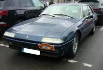 Ferrari 412, produziert von 1985 bis 1989. Der 412´er war die letzte Ausbaustufe der Ferrari Modellreihe 400. Die Karosserie wurde von Pininfarina gezeichnet. Der V12-Motor mit einem Hubraum von 4943 cm³ leistet 340 PS. Der 412 war das erste italienische Auto, das serienmäßig mit einem ABS-System ausgerüstet wurde. Dieses Modell verkaufte sich während der fünfjährigen Bauzeit 524 mal. Der gezeigte 412´er verließ im Jahr 1986 die Werkshallen von Ferrari. 10. Saarner Oldtimer Cup am 27.08.2023 in Mülheim an der Ruhr.