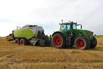 LU Norbert Mäser Fendt Vario 933 mit Claas Quadrant 5300FC mit Vorbauhäcksler am 11.08.23 bei Florstadt in der Wetterau