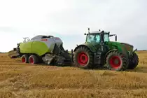 LU Norbert Mäser Fendt Vario 933 mit Claas Quadrant 5300FC mit Vorbauhäcksler am 11.08.23 bei Florstadt in der Wetterau