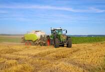 LU Norbert Mäser Fendt Vario 933 mit Claas Quadrant 5300FC mit Vorbauhäcksler am 11.08.23 bei Florstadt in der Wetterau