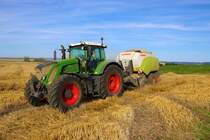 LU Norbert Mäser Fendt Vario 933 mit Claas Quadrant 5300FC mit Vorbauhäcksler am 11.08.23 bei Florstadt in der Wetterau