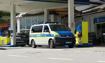 =VW T6 der Polizei steht im September 2022 zur Betankung in Berchtesgaden