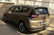 Rückansicht: Renault Grand Scenic Mk4 in der Farbe Dune Beige (bin aber nicht ganz sicher). Foto: 06.2022.