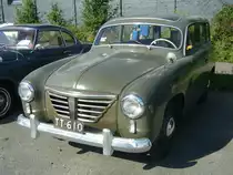 Goliath GP 700 Kombi. Mit dem Modell GP 700 brachte der Borgward-Konzern 1950 einen geräumigen Kleinwagen mit moderner Linienführung auf den Markt. Das gezeigte Kombimodell folgte im Jahr 1952. Zu der hübsch gezeichneten Karosserie wollte allerdings die Technik mit Zweitaktmotor und unsynchronisiertem Getriebe nicht so recht passen. Ein solches Kombimodell kostete bei seiner Markteinführung DM 6250,00. Der Zweizylinderzweitaktmotor hat einen Hubraum von 688 cm³ und leistete bis ins Jahr 1955 24 PS. Von 1955 bis 1956 stieg die Leistung auf 25,5 PS und in den letzten beiden Modelljahren 1956/1957 gar auf 29 PS. 50. Jahrestreffen der Borgward I.G. e.V. an der  Alten Dreherei  in Mülheim an der Ruhr.