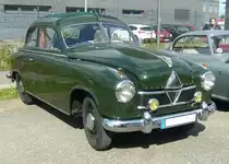 Borgward Hansa 1800 Diesel aus dem Jahr 1953. Mit dem Hansa 1500 brachte die Borgward-Gruppe im Jahr 1949 das erste völlig neue deutsche PKW-Modell nach WW2 auf den Markt. Der Hansa 1500 wurde 1952 durch den stärkeren und optisch leicht retuschierten Hansa 1800 abgelöst. Der 1800´er war als zwei- und viertürige Limousine, dreitüriges Kombimodell, sowie als Cabriolet mit einer Karosserie von Hebmüller/Wülfrath lieferbar. Die Hansa 1800 Baureihe wurde im Jahr 1953 noch um ein Diesel-Modell ergänzt. Für einen solchen zweitürigen Hansa 1800 Diesel waren bei seiner Markteinführung mindestens DM 9.950,00. fällig. Der Vierzylinderdieselmotor aus dem Borgward 1.5to LKW hat einen Hubraum von 1758 cm³ und leistet 42 PS. Der Verbrauch wurde damals mit 8 Litern Diesel auf 100 Kilometer angegeben. Die Höchstgeschwindigkeit betrug 105 km/h. 50. Jahrestreffen der Borgward I.G. e.V. an der  Alten Dreherei  in Mülheim an der Ruhr.
