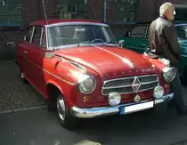 Borgward Isabella TS Limousine aus dem Jahr 1958. Die Isabella kam 1954 auf den Markt und wurde bis zur Insolvenz im Jahr 1962 produziert. Das Modell Isabella war das erfolgreichste Automobil der Firma Borgward. Er war technisch hervorragend konzipiert und seine äußere Form wurde mit großem Beifall begrüßt. Hier wurde eine Isabella abgelichtet, wie sie ab 1958 gefertigt wurde. Dieses ist am kleinen Rhombus im Kühlergrill erkennbar. Die motorisch stärkeren TS-Modelle standen ab September 1955 bei den Händlern. Der Vierzylinderreihenmotor hat einen Hubraum von 1493 cm³ und leistet in der TS-Version 75 PS. Die Höchstgeschwindigkeit einer Isabella TS soll 150 km/h betragen haben. Diese Isabella TS Limousine verbrachte ihre  Autojugend  in Schweden. 50. Jahrestreffen der Borgward I.G. e.V. an der  Alten Dreherei  in Mülheim an der Ruhr.