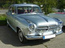 Borgward Isabella Combi TS von 1960, produziert wurde das Modell von 1954 bis 1961 in Bremen-Sebaldsbrück. Hier wurde ein Combi-Modell abgelichtet, dass ab 1958 gebaut wurde. Dieses ist am kleineren Rhombus im Kühlergrill erkennbar. Der Vierzylinderreihenmotor leistet 75 aus einem Hubraum von 1493 cm³. 50. Jahrestreffen der Borgward I.G. e.V. an der  Alten Dreherei  in Mülheim an der Ruhr.