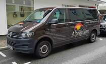 =VW T6 vom Ferienparadies ALPENGLÜHN steht im September 2022 in Berchtesgaden