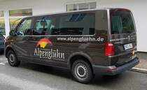 =VW T6 vom Ferienparadies ALPENGLÜHN steht im September 2022 in Berchtesgaden