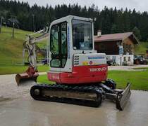 =Takeuchi TB 153 der Firma HEITAUER steht am Götschenlift im September 2022