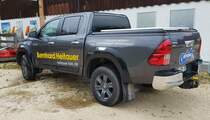 =Toyota Hilux der Firma HEITAUER steht am Götschenlift im September 2022