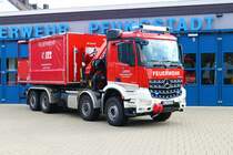 Feuerwehr Pfungstadt Mercedes Benz Arocs WLF-Kats (Florian Pfungstadt 1-67-1) mit dem AB-Kran am 12.08.23 bei einen Fototermin mit dem neuen Design. Danke für das tolle Shooting