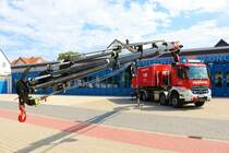 Feuerwehr Pfungstadt Mercedes Benz Arocs WLF-Kats (Florian Pfungstadt 1-67-1) mit dem AB-Kran am 12.08.23 bei einen Fototermin mit dem neuen Design. Danke für das tolle Shooting