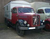 Borgward B 4500 mit einem als  Küchenwagen  deklarierten Kofferaufbau, gebaut von 1953 bis 1961. Der B4500 konnte mit allerlei technischen Raffinessen aufwarten. So wurde zum Beispiel dem Getriebe noch ein Zusatzgetriebe nachgeschaltet, das Steigungen bis 40% bewältigen konnte. Der Sechszylinderwirbelkammerdieselmotor leistete 95 PS aus einem Hubraum von 4962 cm³. Ab dem Jahr 1957 erhöhte sich die Leistung auf 110 PS. 50. Jahrestreffen der Borgward I.G. e.V. an der  Alten Dreherei  in Mülheim an der Ruhr.