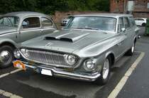 Dodge Series 330 Dart Station Wagon aus dem Jahr 1962. Die Modellreihe Series 330 Dart war die mittlere Ausstattungsvariante dieses, sagen wir mal, extravagant gezeichneten Wagens. Darunter rangierte die Modellreihe  Polara  und darüber der  Custom 880 . Der V8-Motor dieses Kombiwagens hat einen Hubraum von 7210 cm³ und leistet 376 PS. 10. Saarner Oldtimer Cup am 27.08.2023 in Mülheim an der Ruhr.