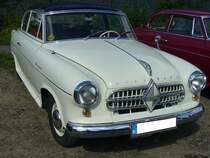 Borgward Isabella Limousine aus dem Jahr 1955. Im Juni 1954 brachte die Marke aus Bremen ihr erfolgreichstes Automobil auf den Markt, die nur zweitürig lieferbare  Isabella . Für eine solche Limousine musste man mindestens DM 7.265,00 auf die Theke des Borgward-Händlers legen. Der Vierzylinderreihenmotor leistet 60 PS aus einem Hubraum von 1493 cm³. 50. Jahrestreffen der Borgward I.G. e.V. an der  Alten Dreherei  in Mülheim an der Ruhr. 