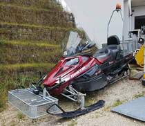 =Bearcat-Schneemobil steht im September 2022 an der Jenner-Mittelstation