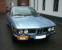 BMW E9, gebaut von 1968 bis 1975. Der E9 war im Grunde ein facegeliftetes  Schlitzaugencoupe  mit wesentlich gefälligeren Formen. Das hier abgelichtete E9 Coupe ist ein nur 844 mal produzierter 2500 CS. Aufgrund der Wirtschaftskrise Mitte der 1970´er Jahre bot BMW in den Jahren 1974 und 1975 das motorisch abgespeckte und einfacher ausgestattete 2.5CS Coupe an. Der Sechszylinderreihenmotor leistet 150 PS aus einem Hubraum von 2494 cm³. Der gezeigte Wagen wurde 1974 gebaut und ist im Farbton fjordblau lackiert. 10. Saarner Oldtimer Cup am 27.08.2023 in Mülheim an der Ruhr.